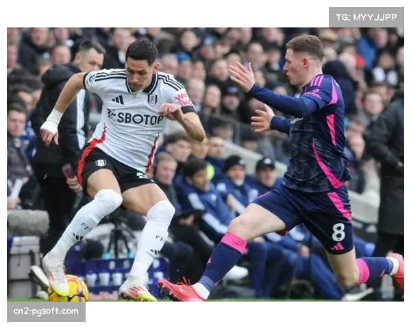 镜头捕捉：斯特拉斯堡门将泽尔斯扑点后与后卫激烈交流