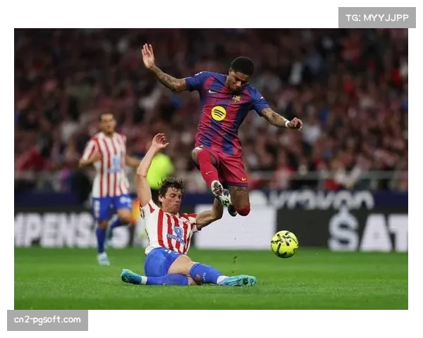 巴萨2-1逆转十人马竞，莱万绝杀助球队7分领跑西甲